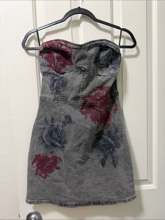 Forever 21 Dresses & Skirts - Forever 21 Gray Strapless Mini Dress with Burgundy & Black Floral Print
